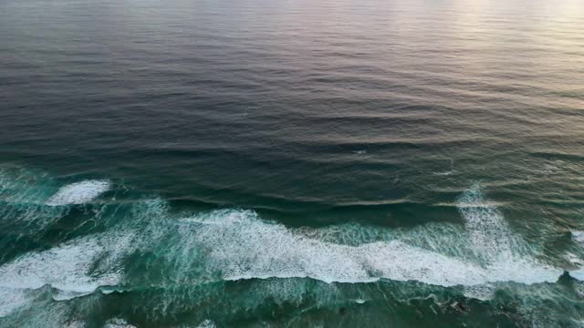 鸟瞰清澈的绿松石色的大海和海浪沿海岸视频素材