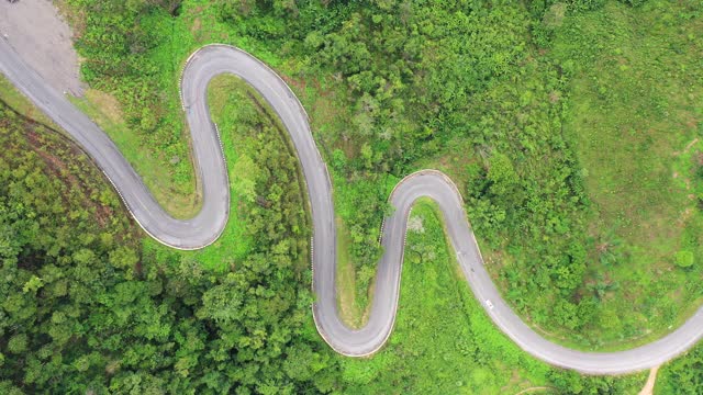 公路旅行的形状曲线视频素材