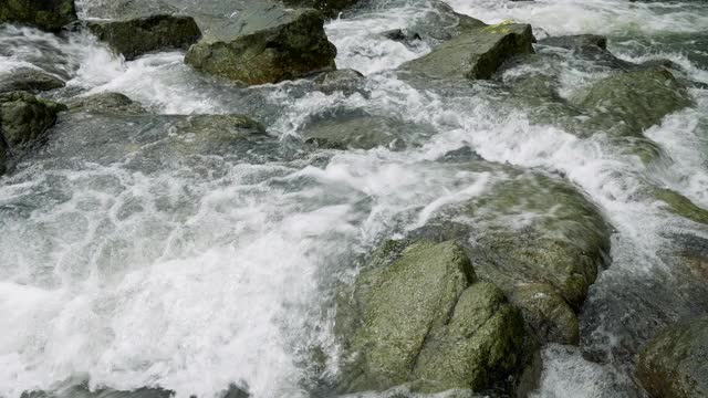 泰国萨拉布里的热带雨林瀑布。视频素材