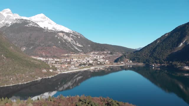 鸟瞰图的山，湖和森林山坡视频素材