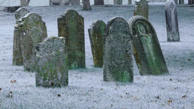 英国墓地的历史墓碑，霜与小雪视频素材