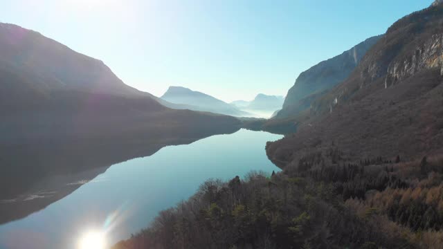 鸟瞰图的山，湖和森林山坡视频素材