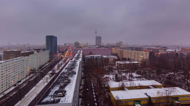 阴天雪夜柏林与电视塔的时间流逝，柏林，德国视频素材