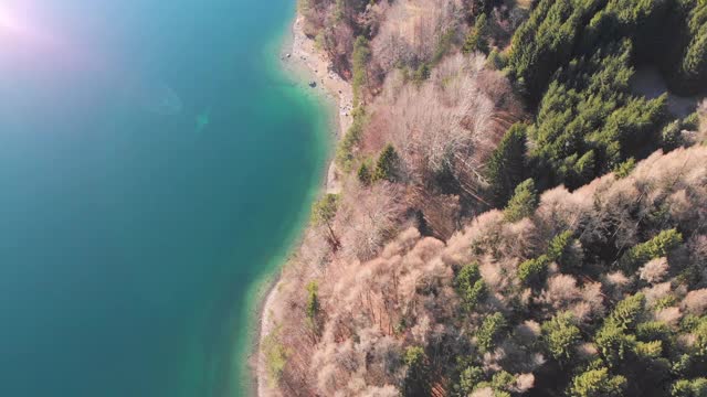 鸟瞰图的山，湖和森林山坡视频素材