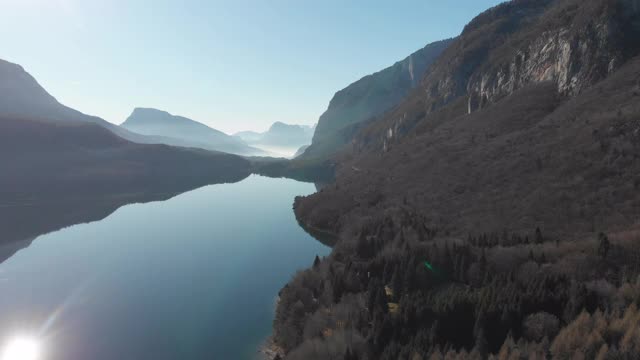 鸟瞰图的山，湖和森林山坡视频素材