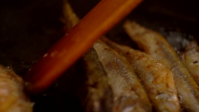 烹饪过程。在平底锅里用油煎的海鱼。特写。景深浅视频素材