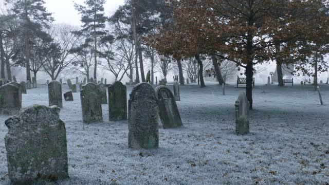 英国墓地的历史墓碑，霜与小雪视频素材