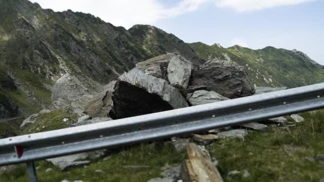 著名的transagarasan山蜿蜒公路与汽车。行动视频素材