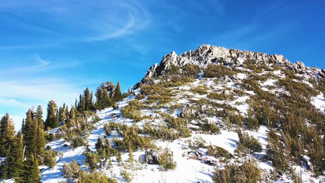 白雪覆盖的山顶和湖(天桥)视频下载