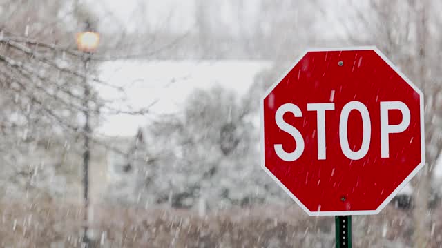 暴风雪中的停车标志视频素材