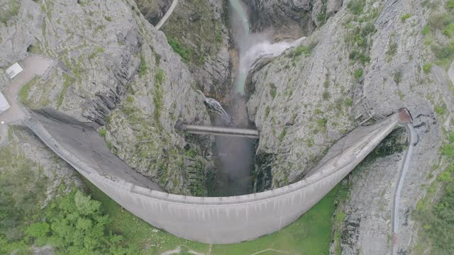 维昂特大坝和陡峭山坡的鸟瞰图视频素材