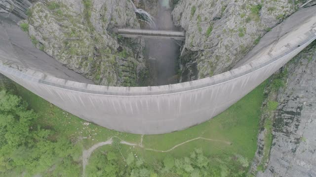 维昂特大坝和陡峭山坡的鸟瞰图视频素材