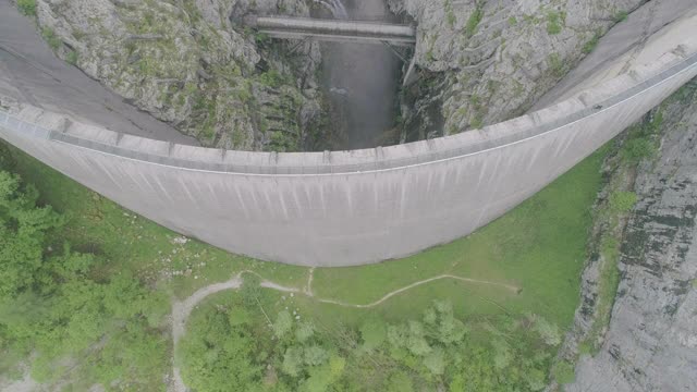 维昂特大坝和陡峭山坡的鸟瞰图视频素材