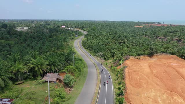 4K鸟瞰漫长的路回家的路视频下载