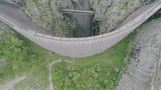 维昂特大坝和陡峭山坡的鸟瞰图视频素材