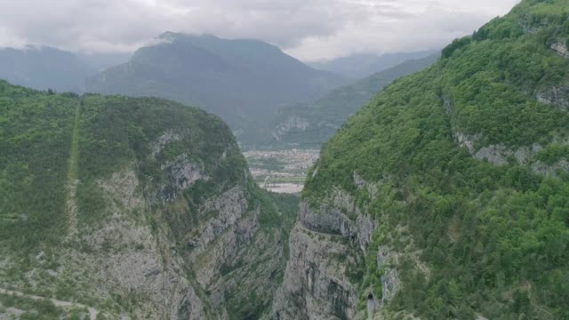 维昂特大坝和陡峭山坡的鸟瞰图视频素材