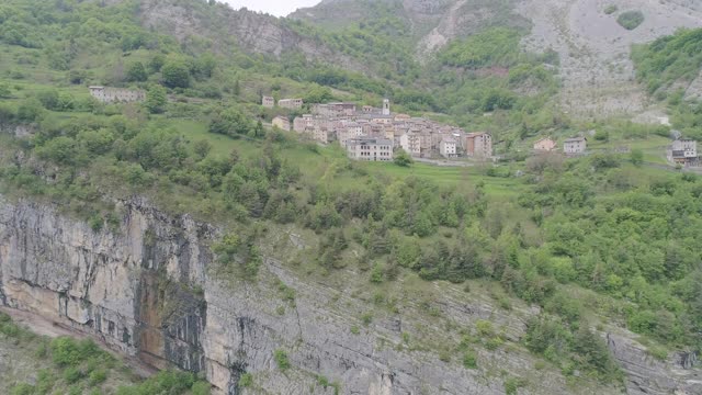 维昂特大坝附近山坡的鸟瞰图视频素材