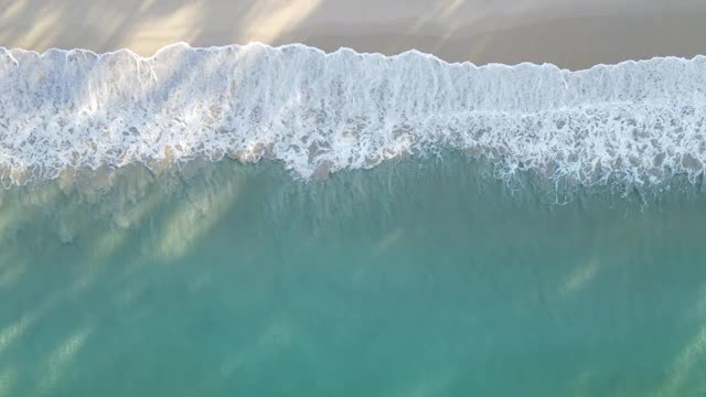 鸟瞰清澈的绿松石海和波浪股票视频视频素材