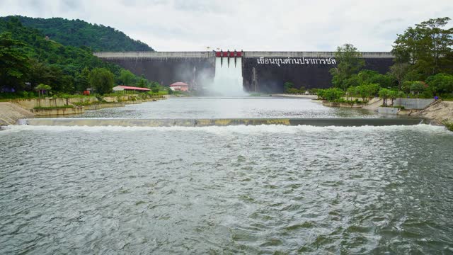 水力发电大坝水闸与流动的水通过闸门和打开孔丹普拉坎泉大坝在泰国那空那约，电力和自然能源的概念视频素材