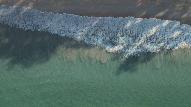 鸟瞰清澈的绿松石海和波浪股票视频视频素材