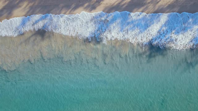 鸟瞰清澈的绿松石海和波浪股票视频视频素材