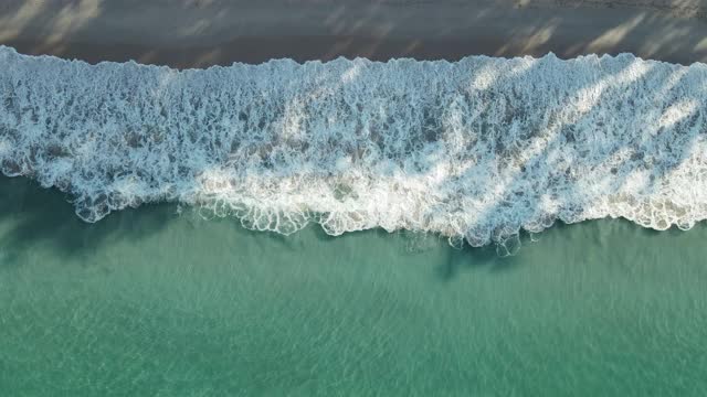 鸟瞰清澈的绿松石海和波浪股票视频视频素材