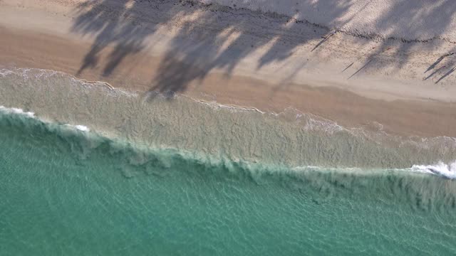 鸟瞰清澈的绿松石海和波浪股票视频视频素材