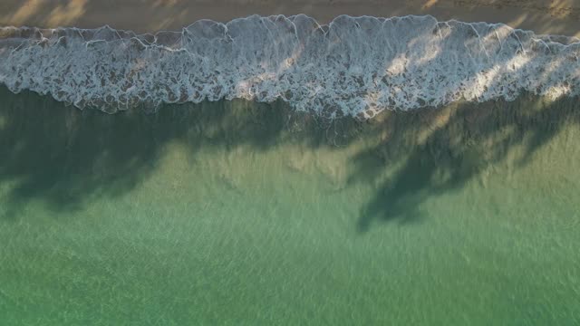 鸟瞰清澈的绿松石海和波浪股票视频视频素材