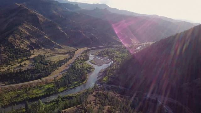 4K鸟瞰图的北方自然森林和黄石国家公园的森林山谷视频素材