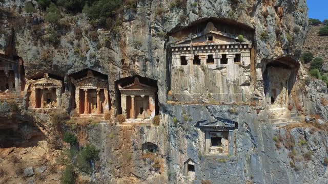 利西亚考诺斯石墓鸟瞰图。的国王墓地。美丽的历史，古老的地方。Dalyan,土耳其。视频素材