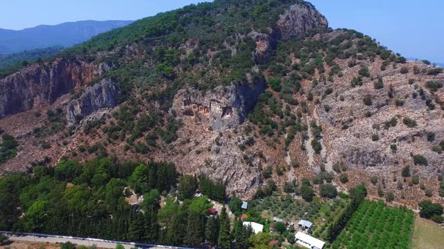 利西亚考诺斯石墓鸟瞰图。的国王墓地。美丽的历史，古老的地方。Dalyan,土耳其。视频素材