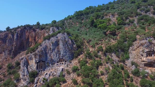 利西亚考诺斯石墓鸟瞰图。的国王墓地。美丽的历史，古老的地方。Dalyan,土耳其。视频素材