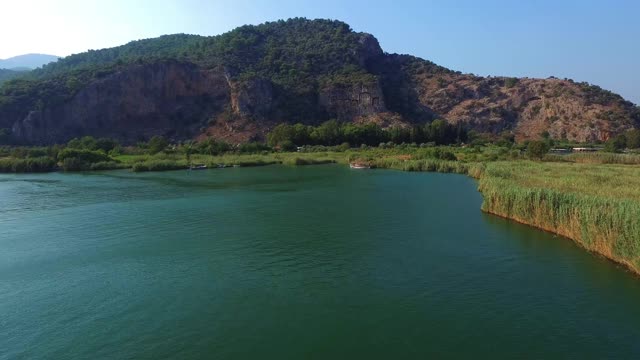 利西亚考诺斯石墓鸟瞰图。的国王墓地。美丽的历史，古老的地方。Dalyan,土耳其。视频素材