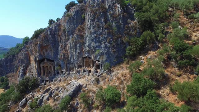 利西亚考诺斯石墓鸟瞰图。的国王墓地。美丽的历史，古老的地方。Dalyan,土耳其。视频素材