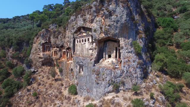 利西亚考诺斯石墓鸟瞰图。的国王墓地。美丽的历史，古老的地方。Dalyan,土耳其。视频素材