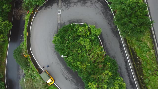 鸟瞰新北市瑞芳森林里的山夹路视频素材