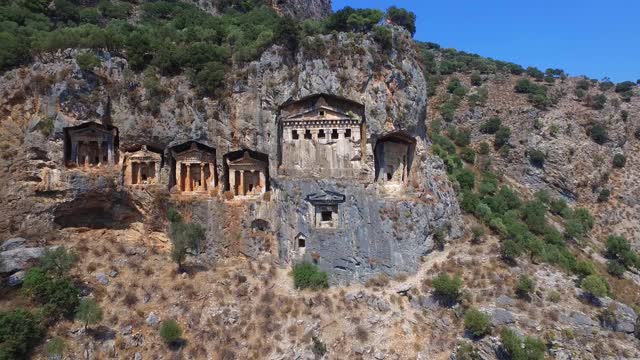 利西亚考诺斯石墓鸟瞰图。的国王墓地。美丽的历史，古老的地方。Dalyan,土耳其。视频素材