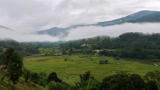 时光流逝的山谷，群山环抱，覆盖着浓厚的地面雾和薄雾高峰，美妙的早晨日出自然景观视频素材