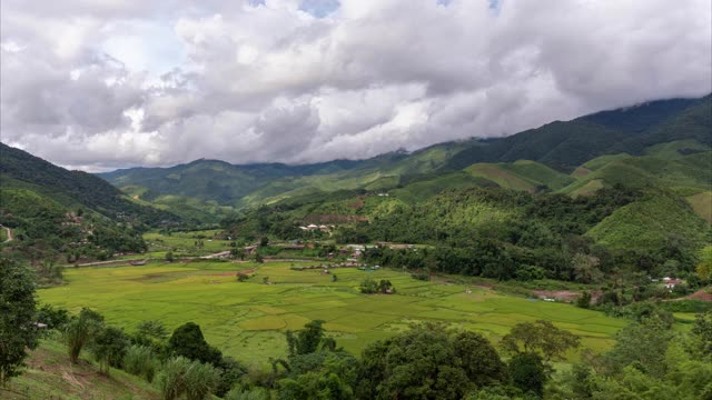 时光流逝的山谷，群山环抱，覆盖着浓厚的地面雾和薄雾高峰，美妙的早晨日出自然景观视频素材