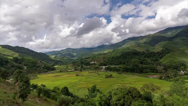 时光流逝的山谷，群山环抱，覆盖着浓厚的地面雾和薄雾高峰，美妙的早晨日出自然景观视频素材