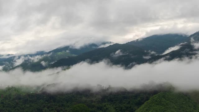 时光流逝的山谷，群山环抱，覆盖着浓厚的地面雾和薄雾高峰，美妙的早晨日出自然景观视频素材