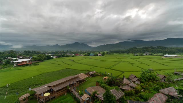 时光流逝的山谷，群山环抱，覆盖着浓厚的地面雾和薄雾高峰，美妙的早晨日出自然景观视频素材