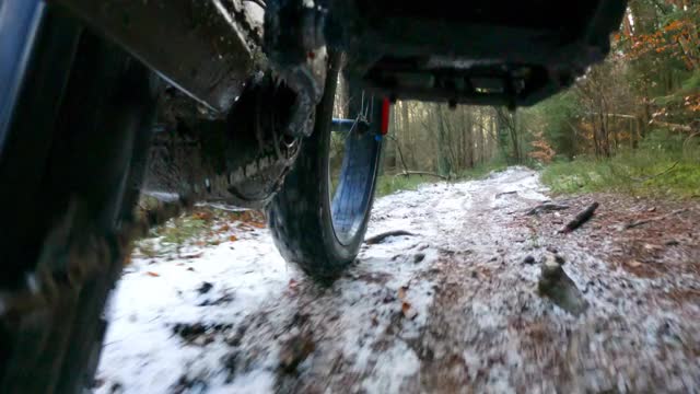 在冬季森林里骑山地自行车视频素材