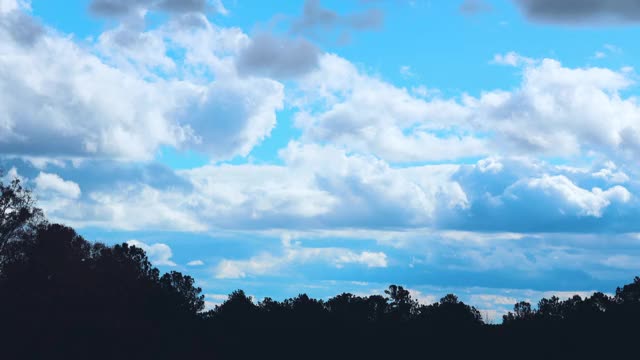 北卡罗莱纳州皮埃蒙特的秋天阴沉沉的天空，时间流逝视频素材