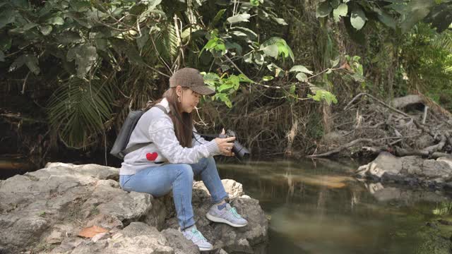 旅行者亚洲女人徒步在森林里视频素材