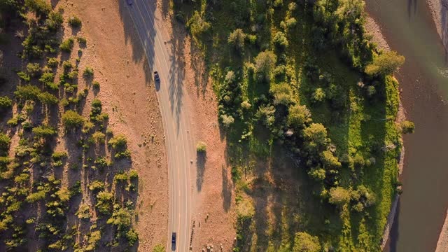 4K鸟瞰图的北方自然森林和黄石国家公园的森林山谷视频素材