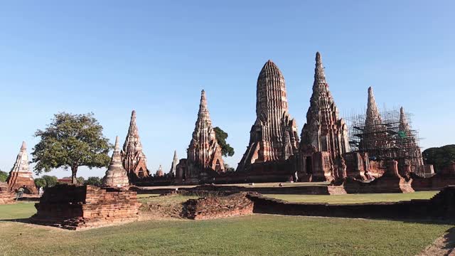 Wat Chaiwatthanaram寺是位于泰国大城府历史公园的一座佛教寺庙，是泰国的地标视频素材