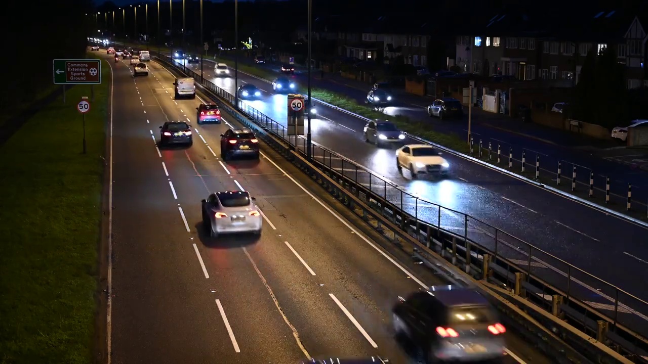 夜间在多车道道路上行驶的车辆视频素材