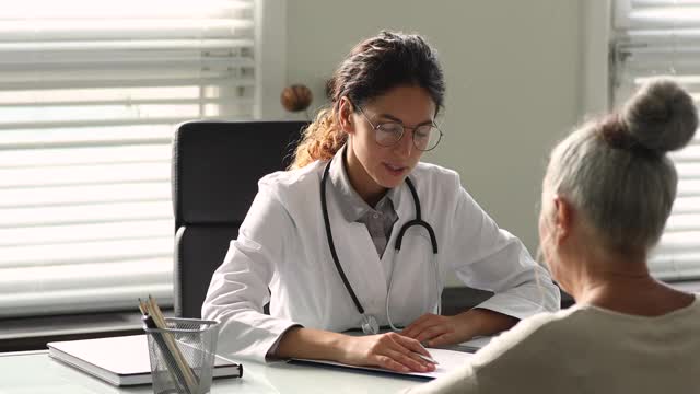 女心脏病专家医生握手满意老年病人视频素材