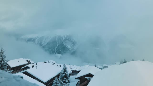 时间流逝的云经过雪山。典型的被雪覆盖的瑞士房屋。冬天的山地景观。滑雪胜地Bettmeralp。列支竞技场。广州Valais。视频素材